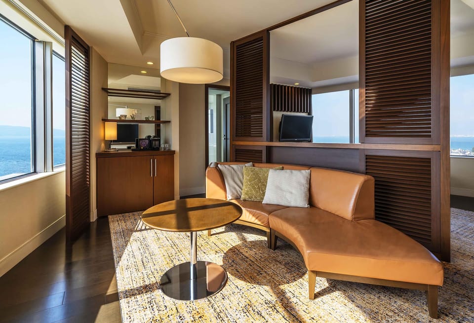 Panoramic Suite | Living area | 40-inch flat-screen TV with digital channels, TV