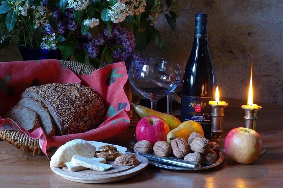 A welcome basket with homemade bread, fruit in season, local wine waits for you.