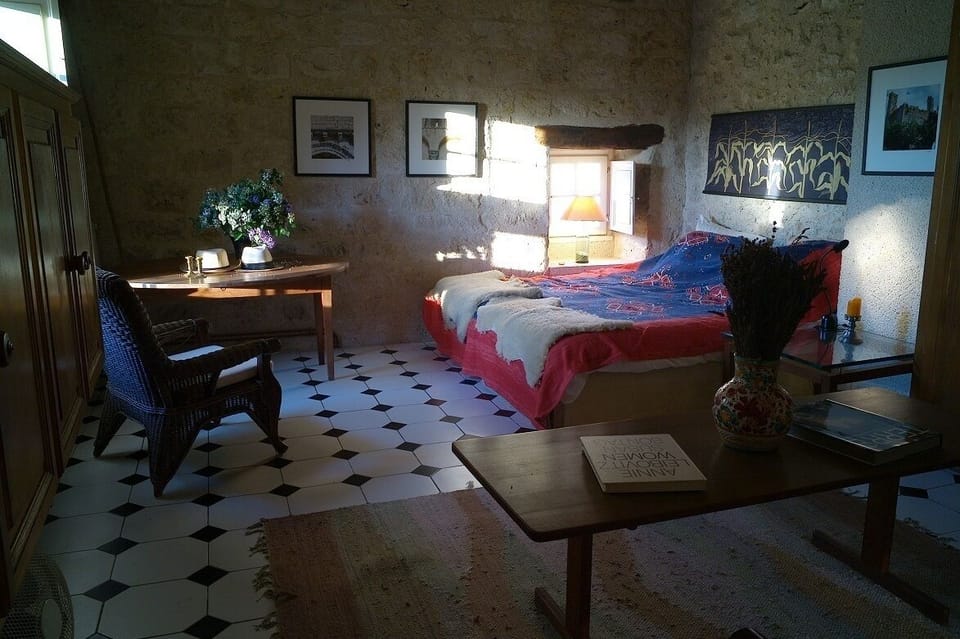 Sunny spacious upstairs bedroom, king-sized bed can be made into twin beds.  