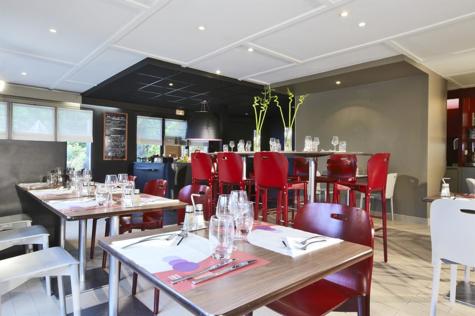 Breakfast, lunch, dinner served; French cuisine 