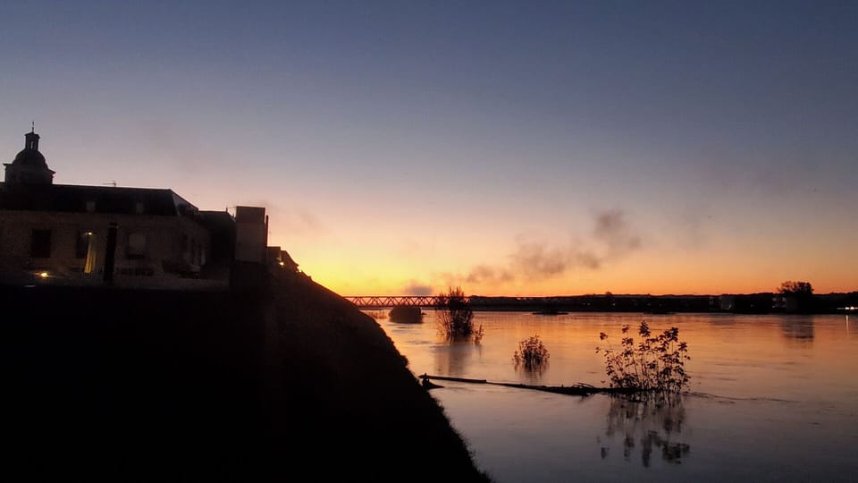 The awakening of the village on the banks of the Loire