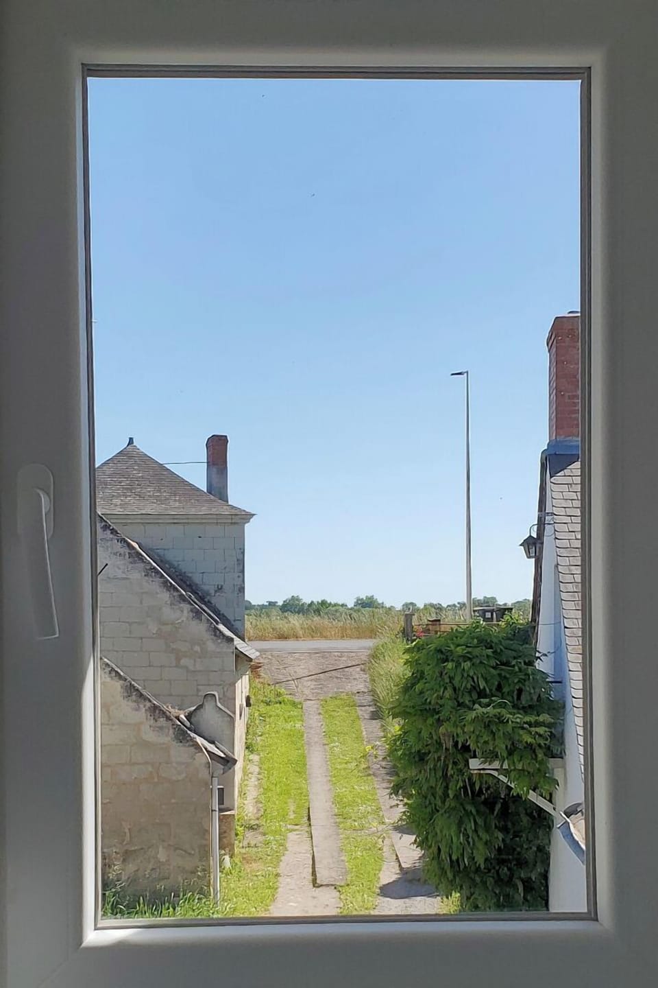 View from the 2nd bedroom: a stone's throw from the Loire!