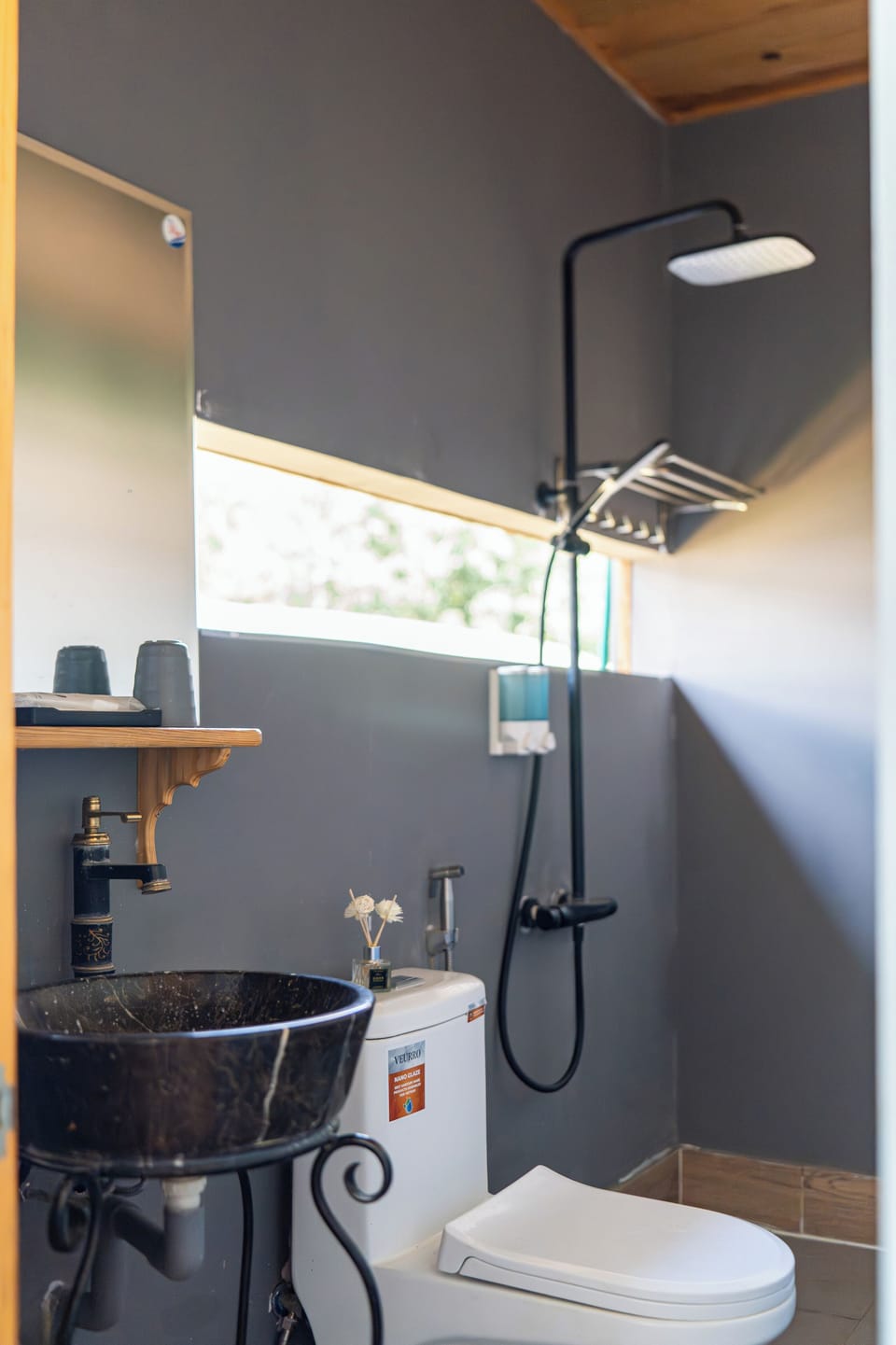 Design Twin Room, Garden View | Bathroom | Free toiletries, hair dryer, slippers, towels