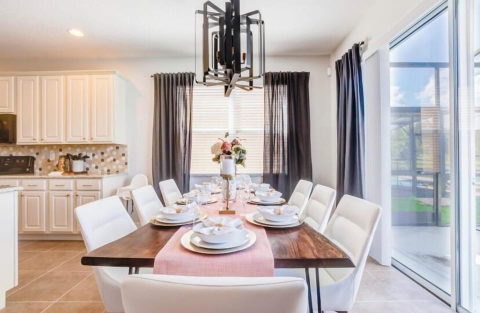 An elegant and warm style, our dining area is perfect for quality time with your loved ones, while you prepare the most delicious plate at out equipped kitchen.