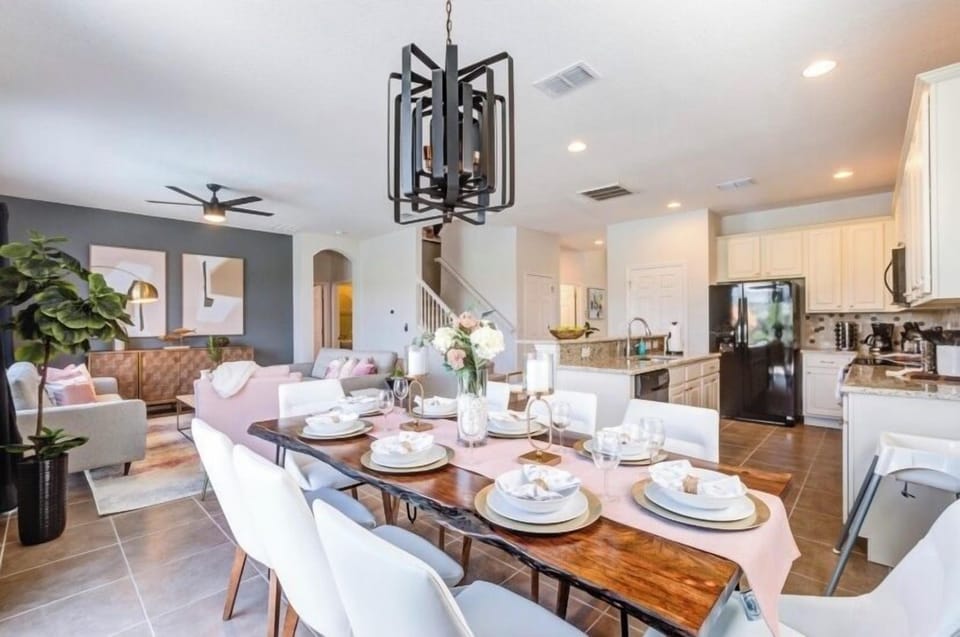 An elegant and warm style, our dining area is perfect for quality time with your loved ones, while you prepare the most delicious plate at out equipped kitchen.