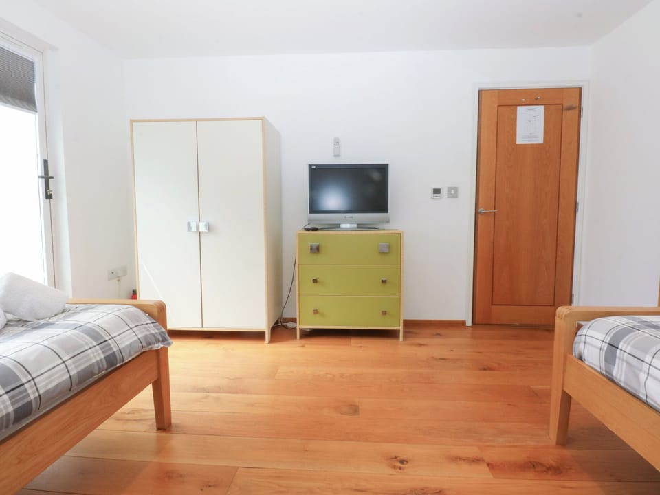 Cottage | 2 bedrooms, individually decorated, individually furnished, free WiFi