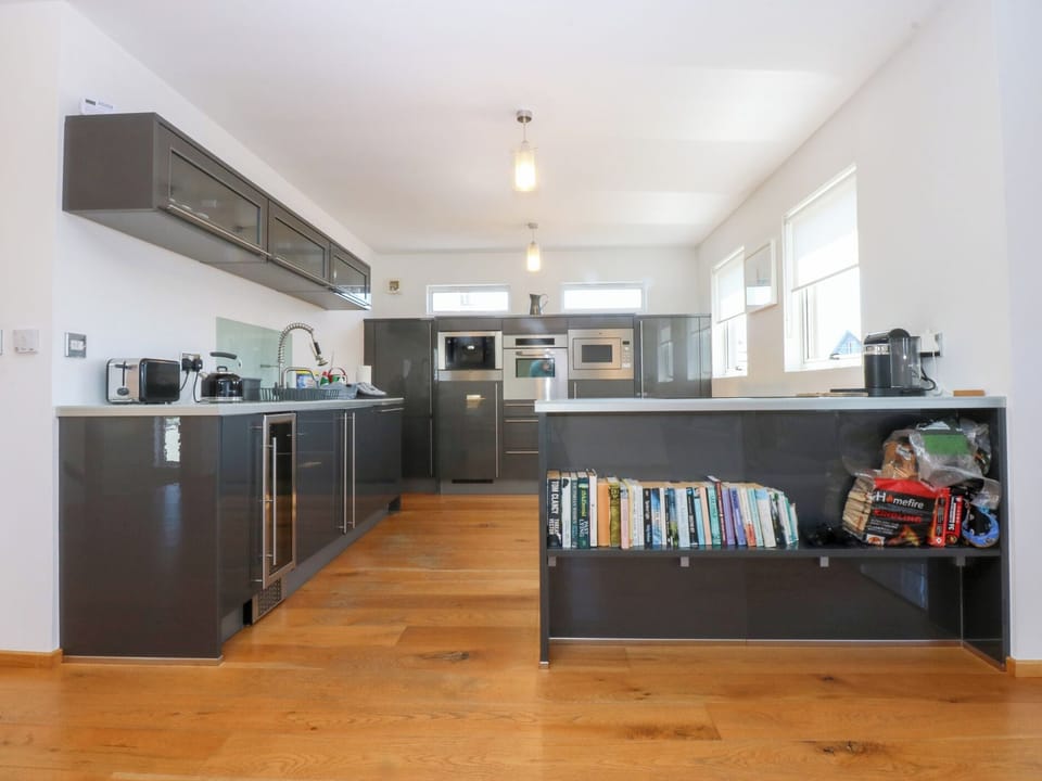 Cottage | Private kitchen | Fridge, microwave, dishwasher, toaster