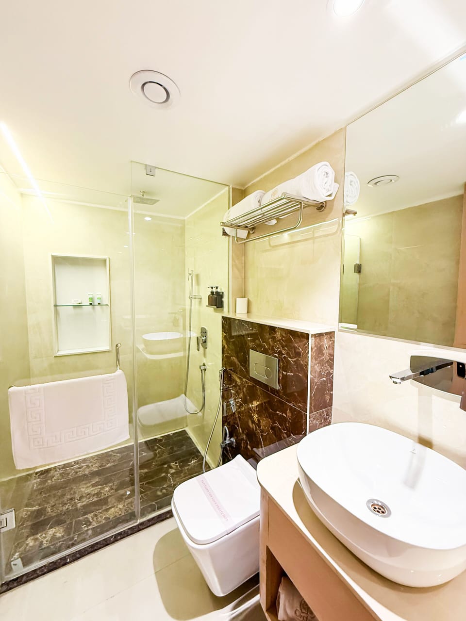 Shower, rainfall showerhead, free toiletries, towels