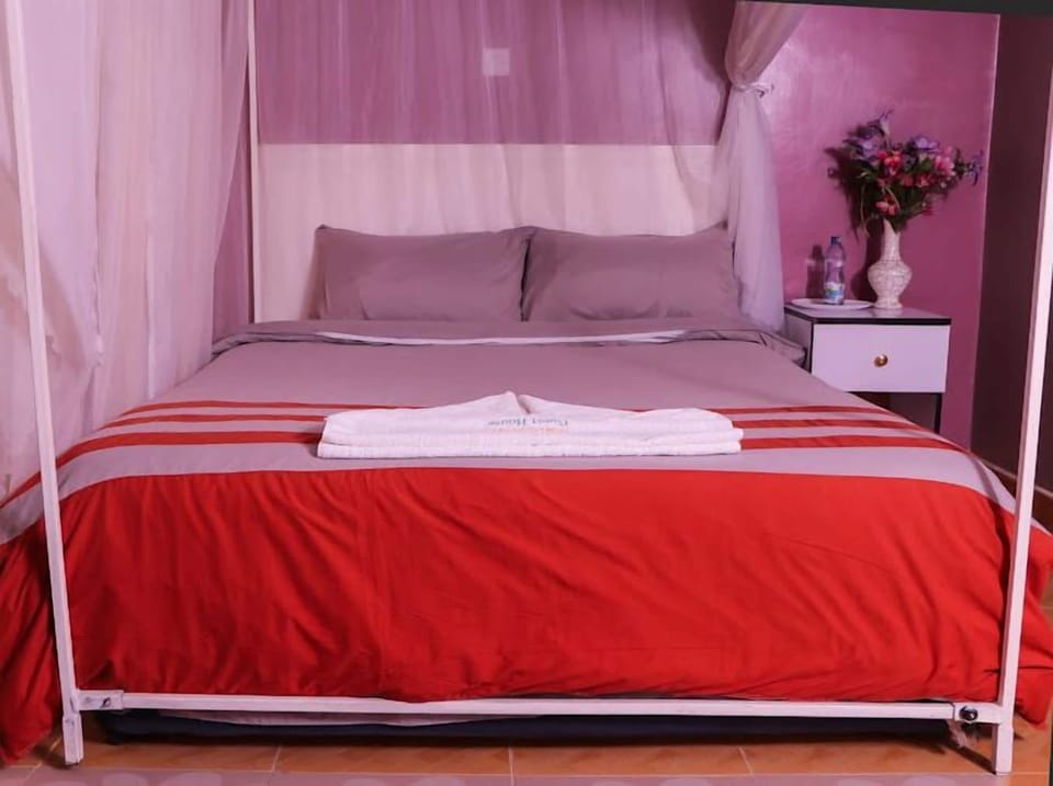 Deluxe Single Room | Free WiFi, bed sheets