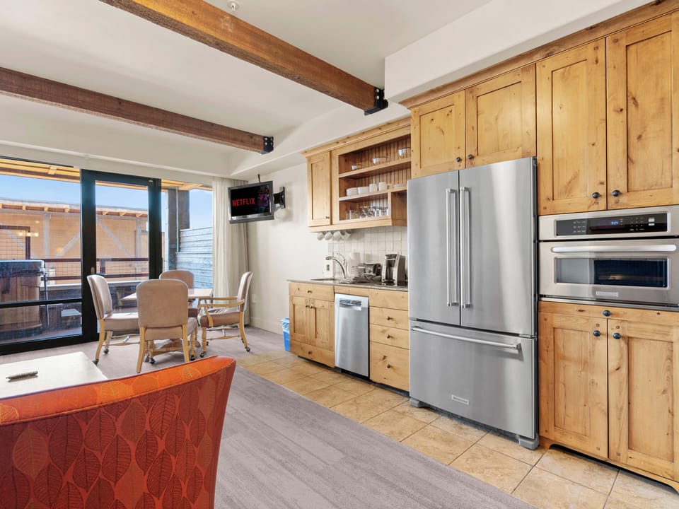Kitchen / Dining Area