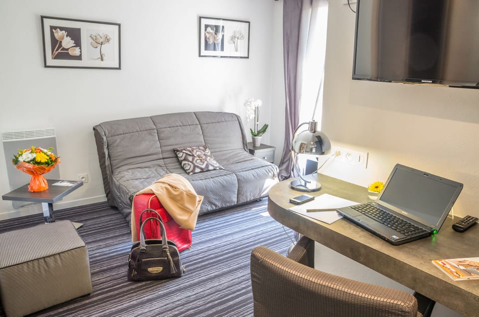 Double Room | Desk, laptop workspace, blackout drapes, soundproofing