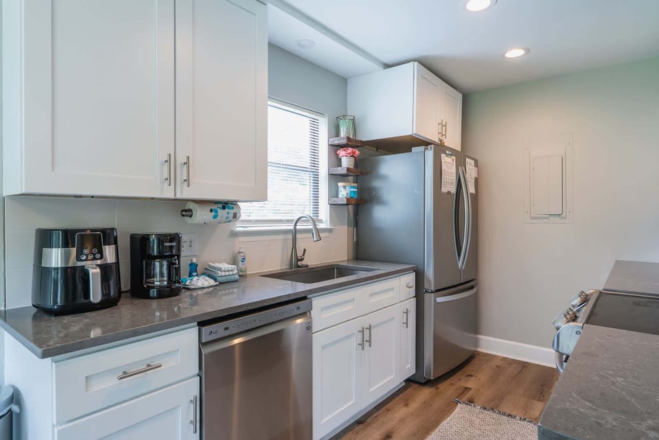 Cook with ease in the beautifully renovated kitchen – fully equipped with everything you need for meals at home.