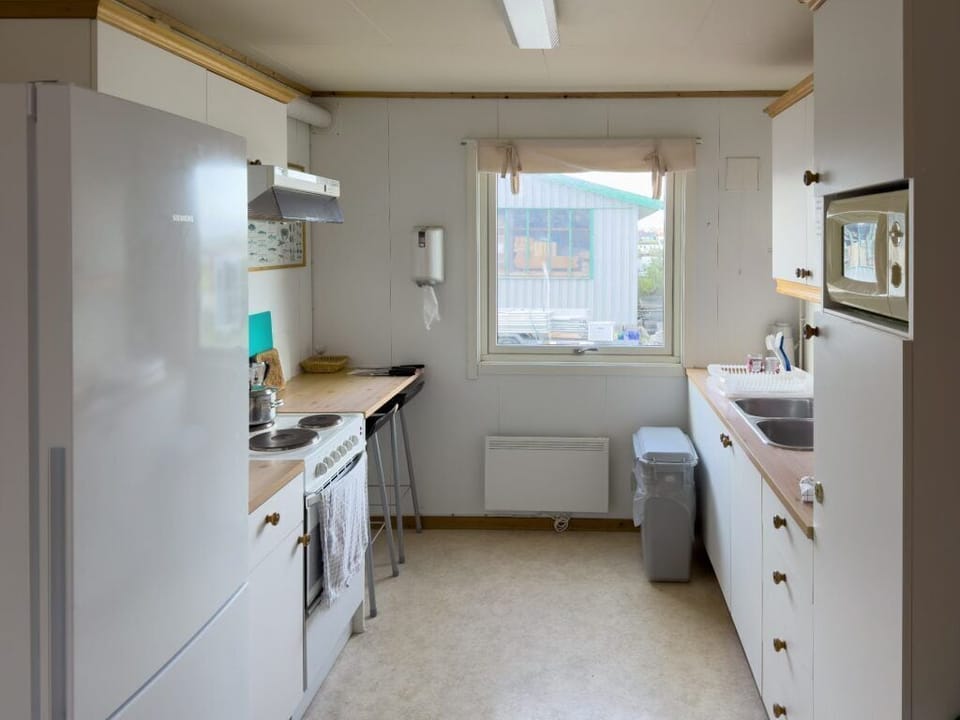 Economy Double Room, 2 Twin Beds, Shared Bathroom | Shared kitchen