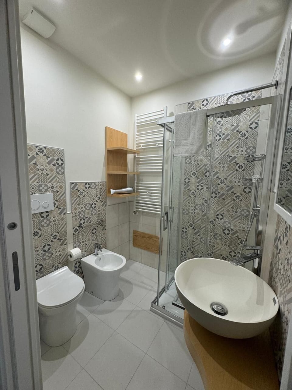 Comfort Triple Room, Balcony, Courtyard View | Bathroom | Free toiletries, hair dryer, bidet, towels