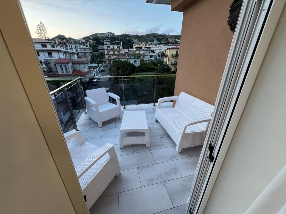 Junior Suite, Sea View | Bathroom | Free toiletries, hair dryer, bidet, towels