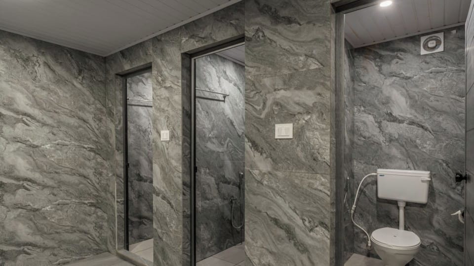 Bed in 8 Bed Mixed Dormitory - External Shared Washroom | Bathroom
