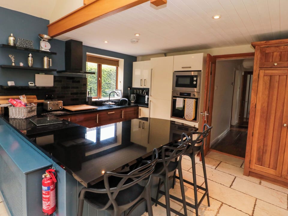 Fridge, microwave, dishwasher, cookware/dishes/utensils