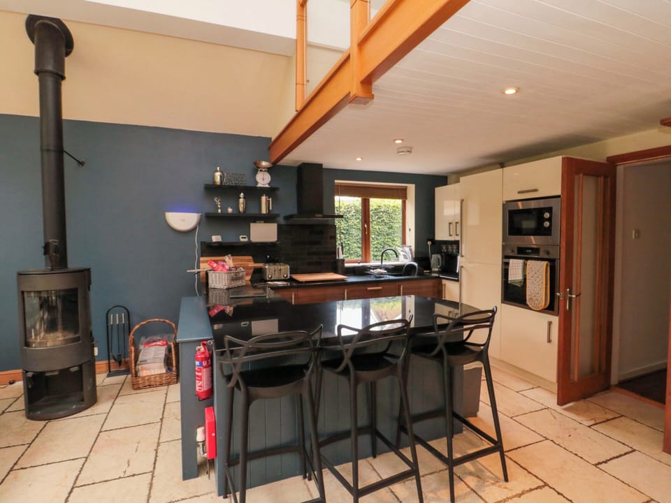 Fridge, microwave, dishwasher, cookware/dishes/utensils