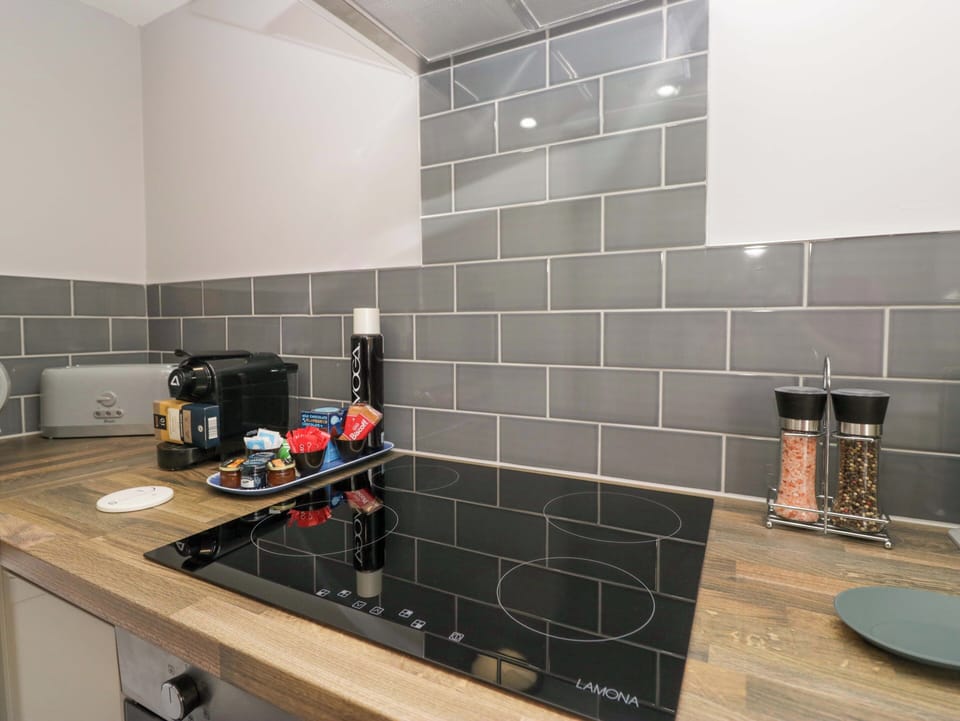 Fridge, microwave, dishwasher, cookware/dishes/utensils