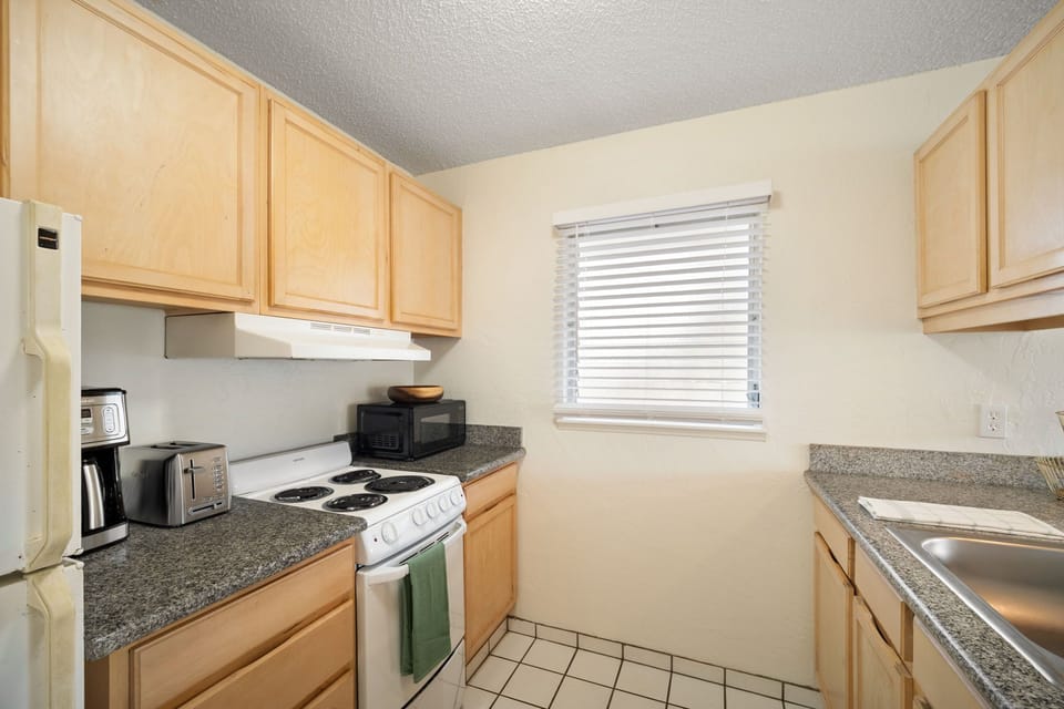 Full Kitchen for Indoor Dining Needs