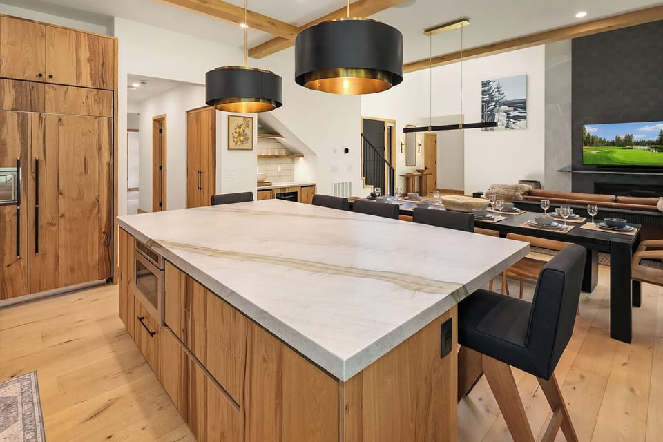 Grand Mountain Estate. - Large kitchen with built in appliances.