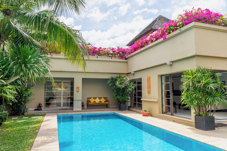 Outdoor pool, pool umbrellas, sun loungers
