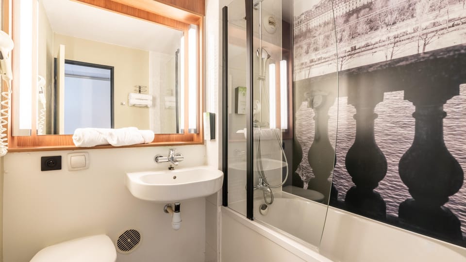 Superior Room, 1 King Bed | Bathroom | Combined shower/tub, eco-friendly toiletries, hair dryer, towels