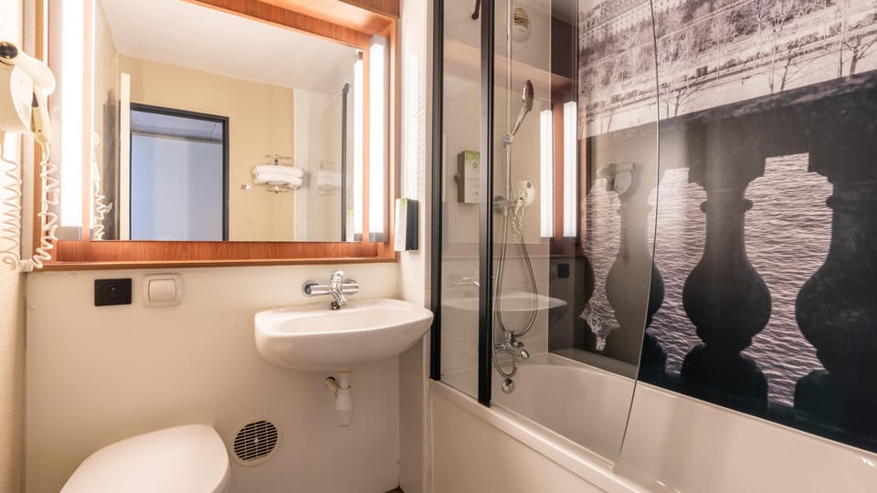 Combined shower/tub, eco-friendly toiletries, hair dryer, towels