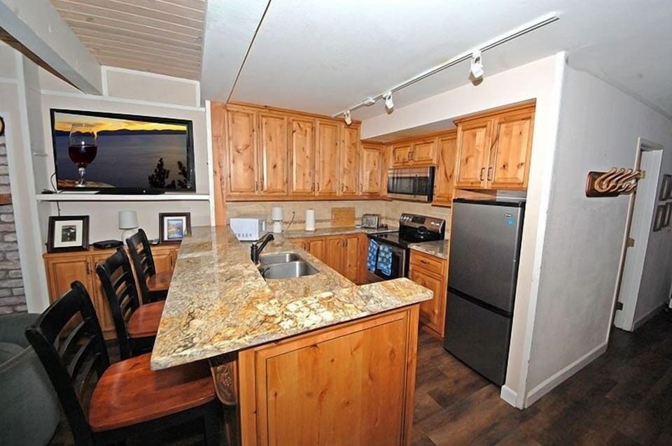Condo, 3 Bedrooms | Private kitchen