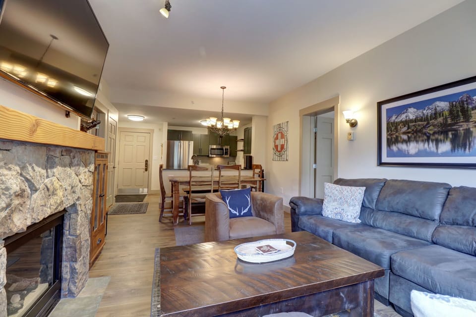 Condo, 2 Bedrooms | Living area