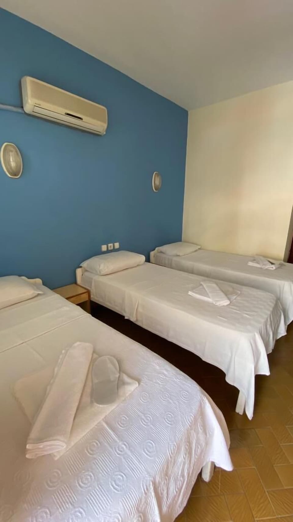 Standard Triple Room, 3 Twin Beds | Iron/ironing board, WiFi (free)