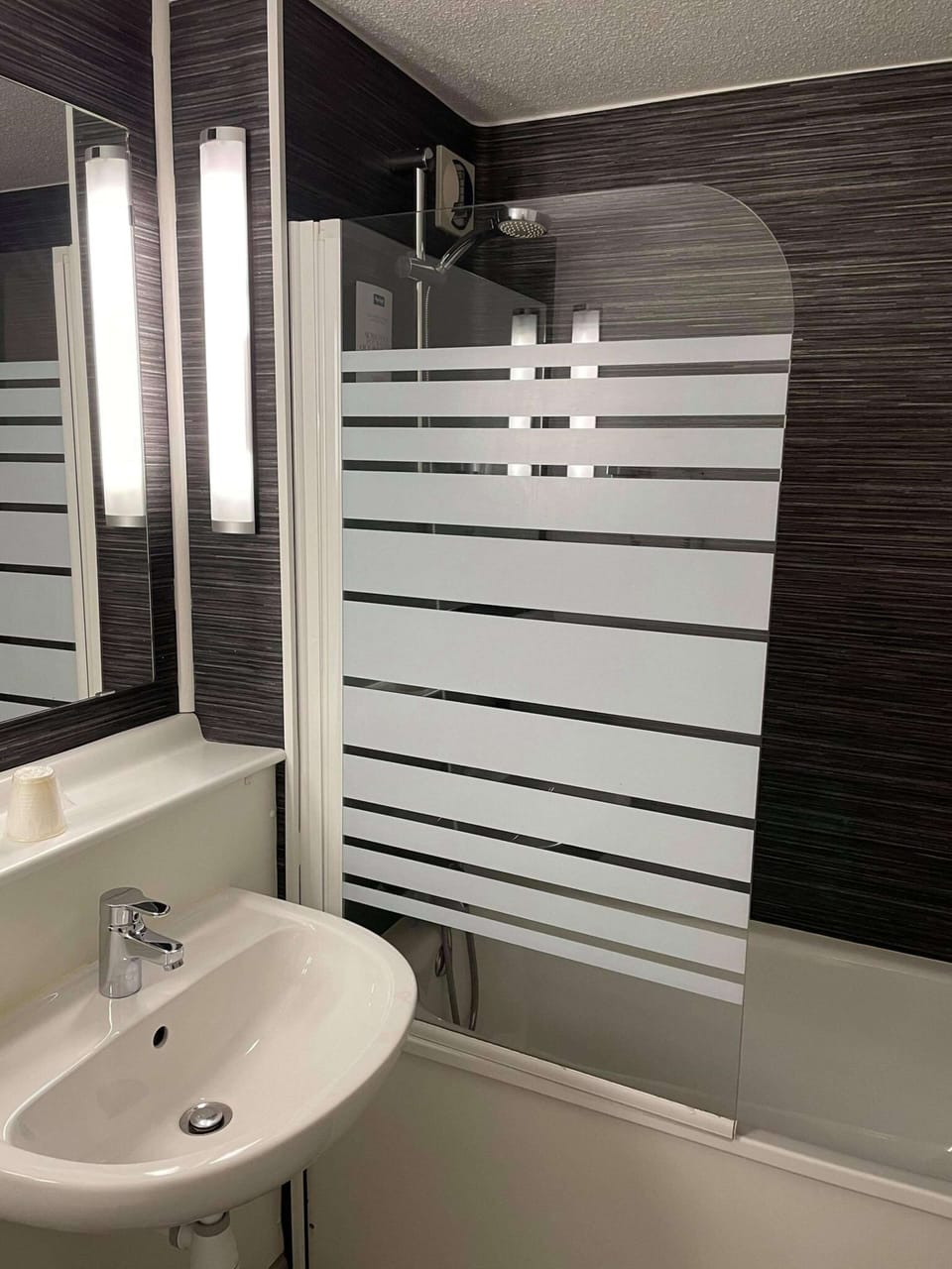 Combined shower/tub, eco-friendly toiletries, towels