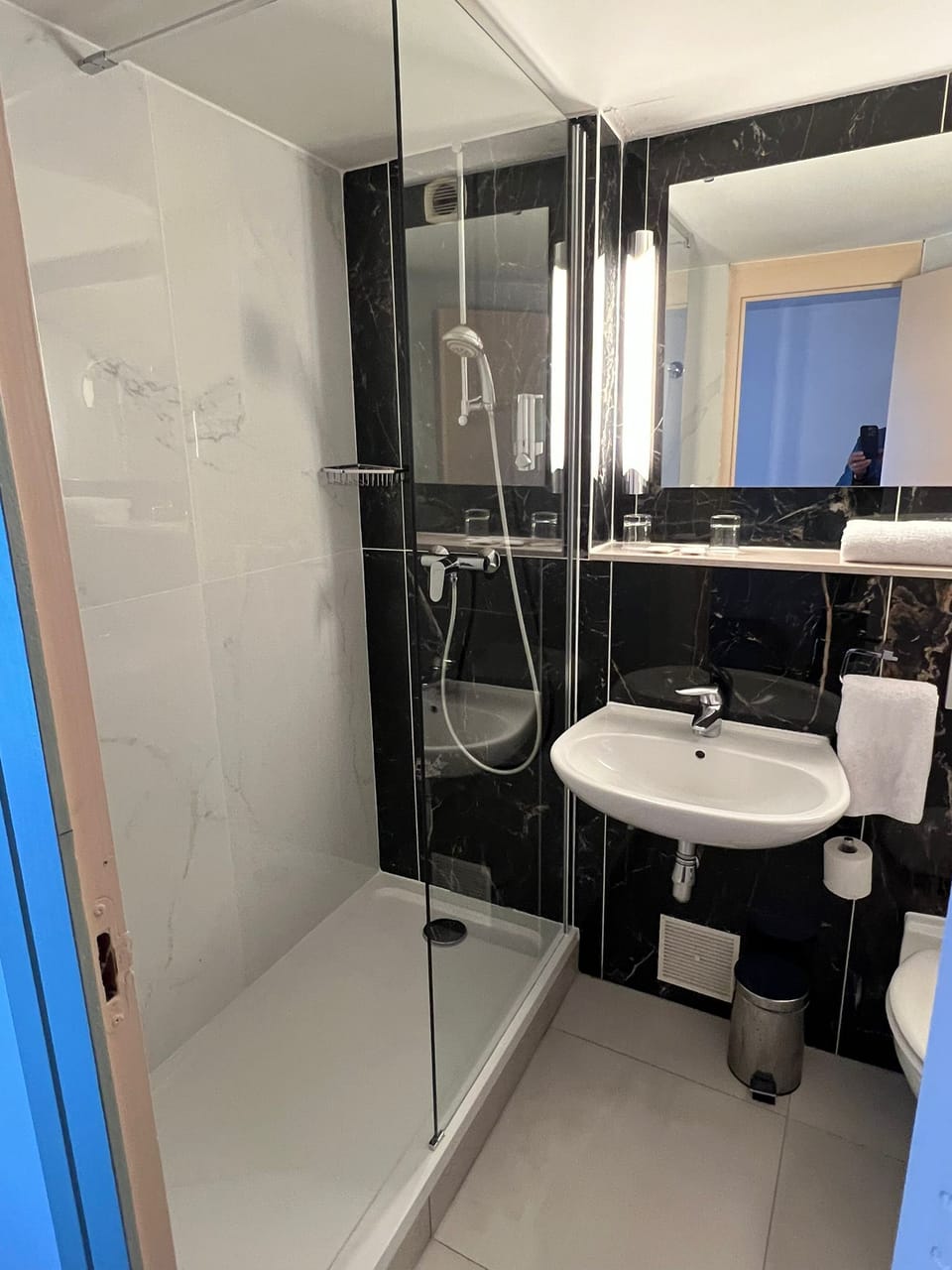 Twin Room | In-room safe, desk, WiFi (free), alarm clocks