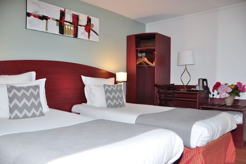 Twin Room | In-room safe, desk, WiFi (free), alarm clocks