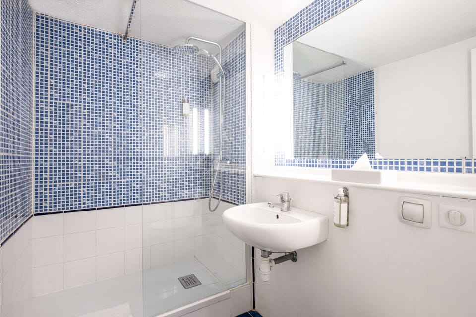 Standard Room, 1 Queen Bed, Non Smoking | Bathroom | Shower, eco-friendly toiletries, hair dryer, towels