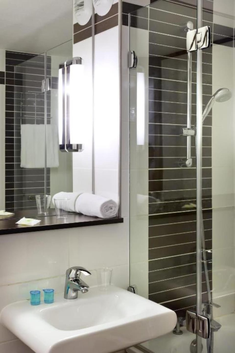 Standard Twin Room, 2 Twin Beds | Bathroom | Eco-friendly toiletries, hair dryer, towels, toilet paper