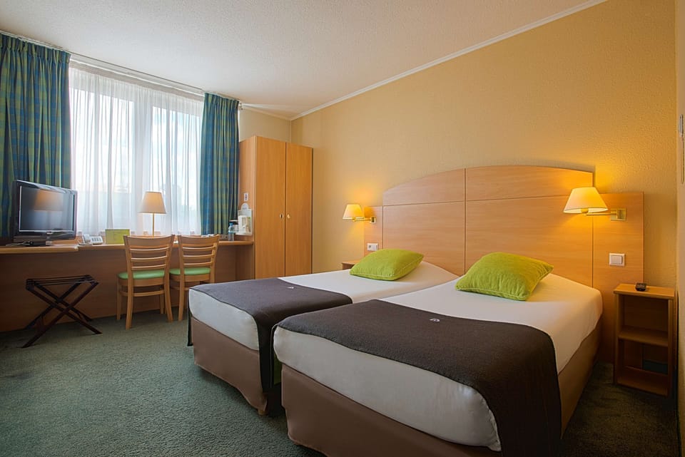 Standard Room, 2 Twin Beds | Desk, laptop workspace, soundproofing, free cribs/infant beds