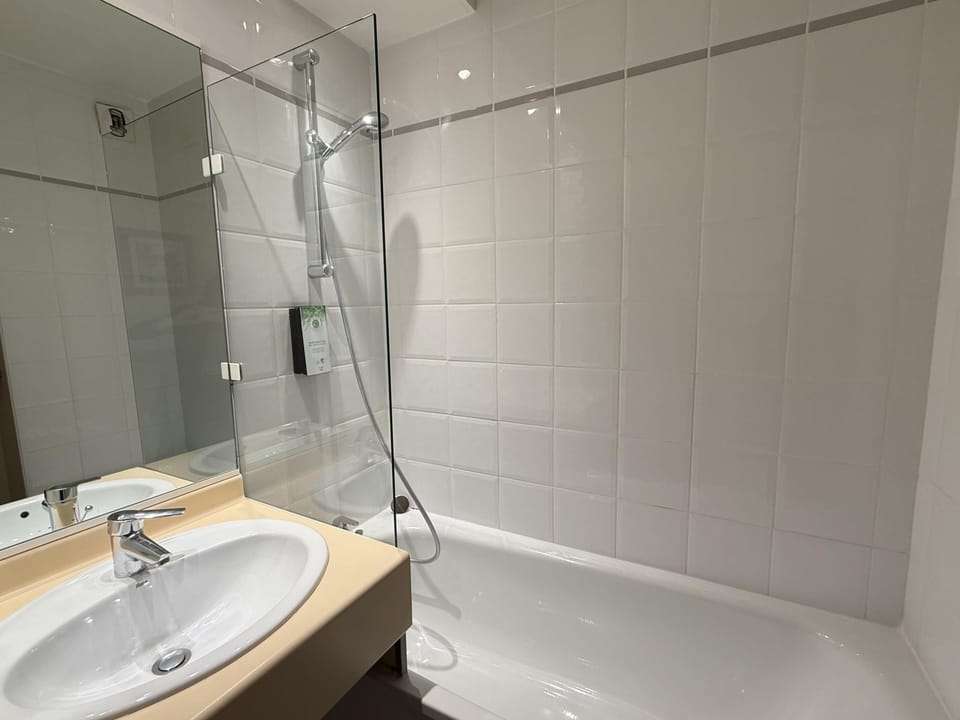 Desk, free cribs/infant beds, free WiFi, bed sheets