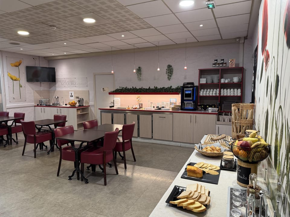 Daily to-go breakfast (EUR 13.90 per person)