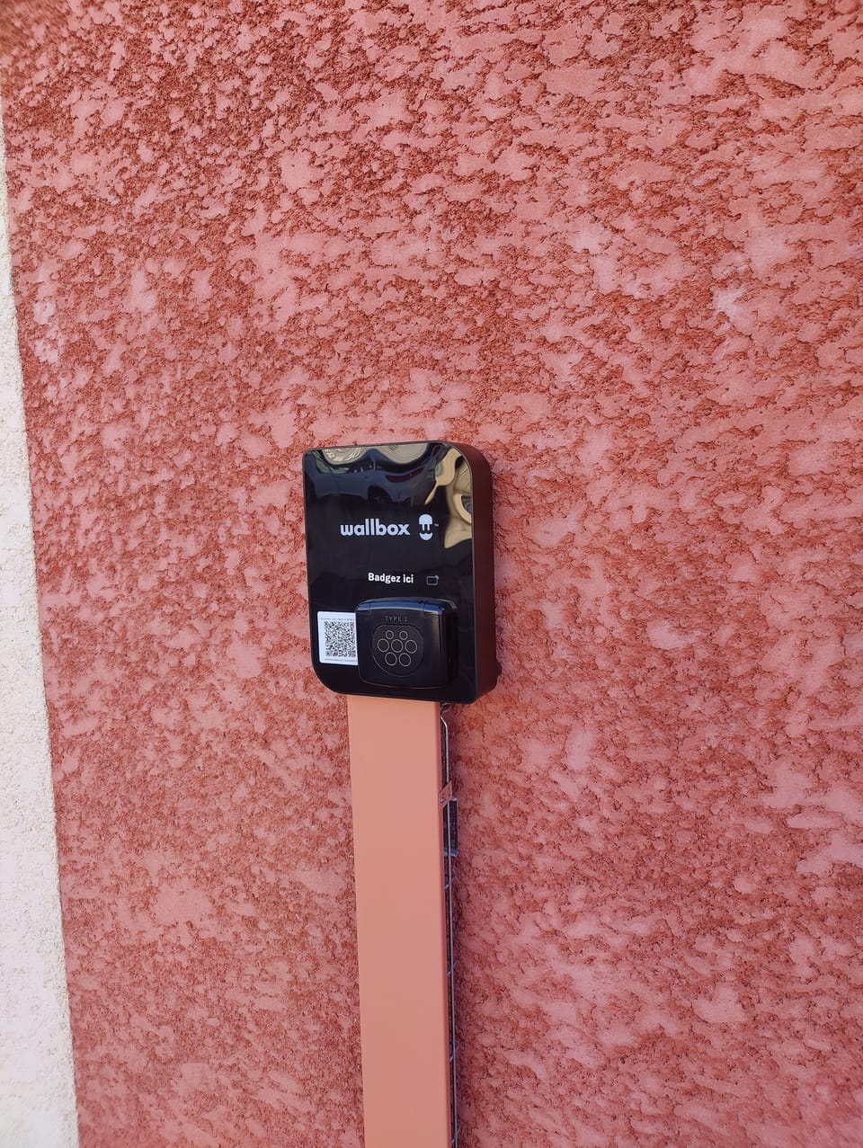 Electric vehicle charging station