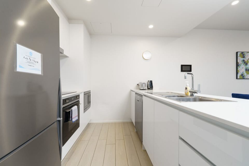Contemporary cooking area with everything you need for simple, self-catering meals and snacks.