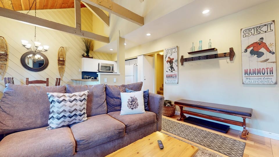 Home Decor, Furniture, Indoors, Living Room, Couch