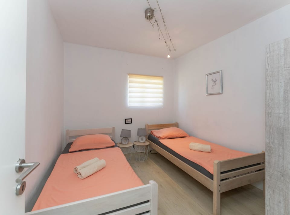 House (Four Bedroom Holiday Home with Terrac) | 4 bedrooms, cribs/infant beds