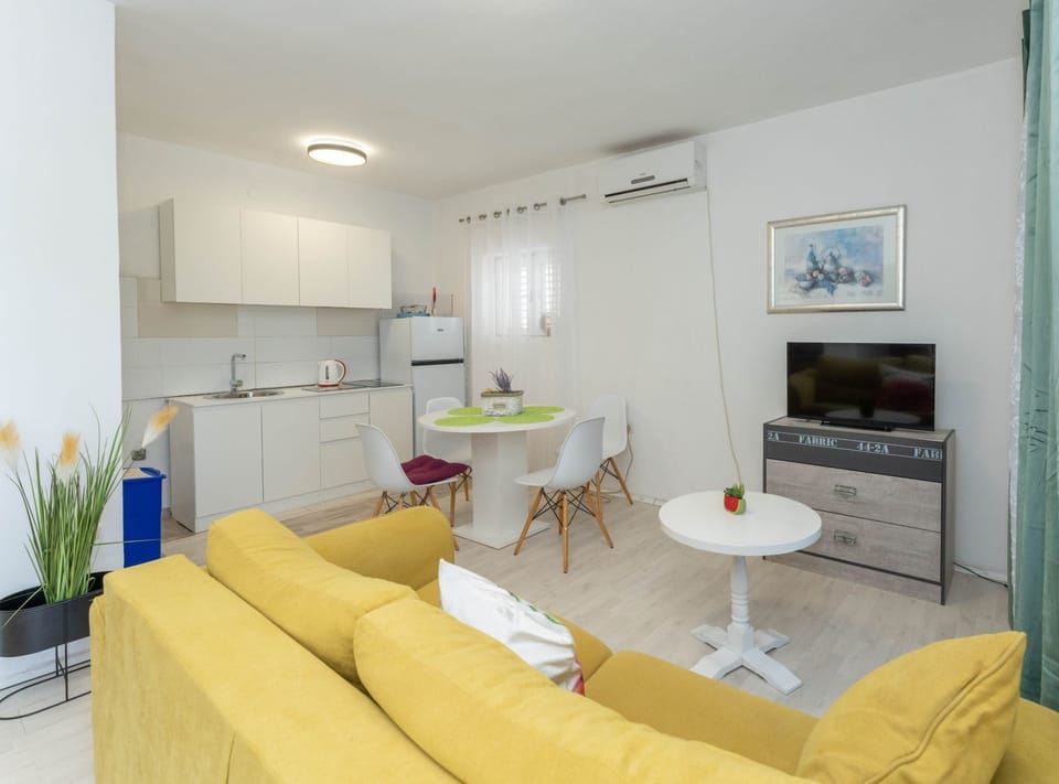 House (Four Bedroom Holiday Home with Terrac) | Living room | 32-inch flat-screen TV with cable channels
