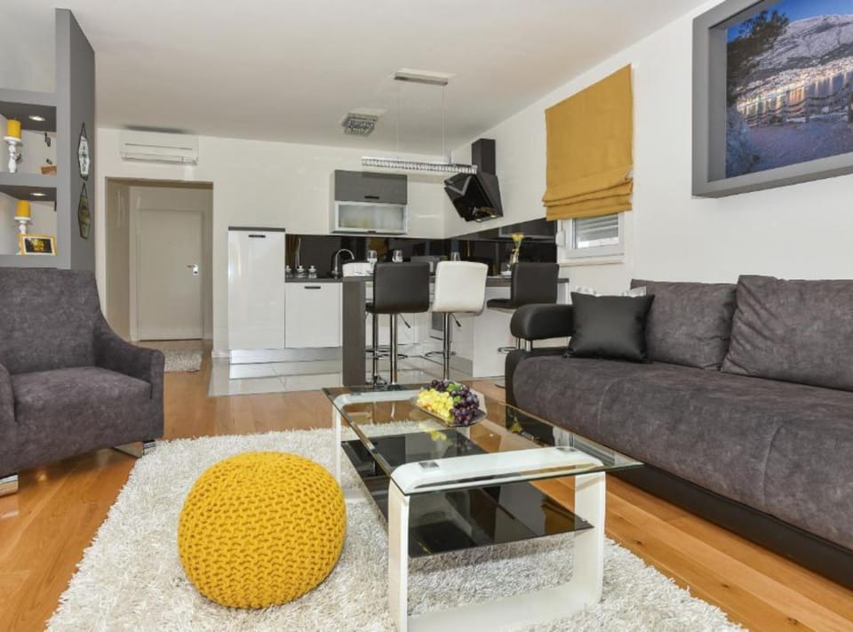 Apartment (One Bedroom Apartment With Balcony An) | Living room | 32-inch flat-screen TV with satellite channels