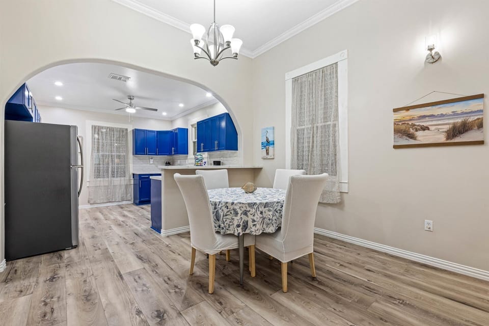Dining area between kitchen and living area
