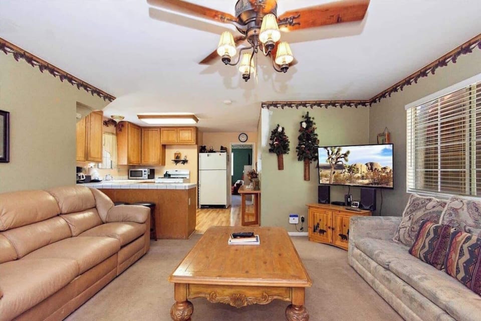 Signature Cabin, 3 Bedrooms, Non Smoking, Patio | Living room | 49-inch Smart TV with cable channels, fireplace