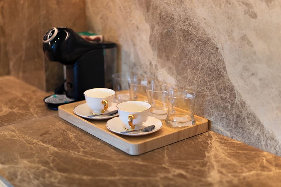 Deluxe Suite | Private kitchen | Fridge, microwave