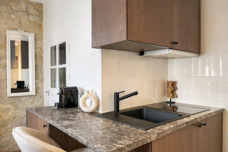Signature Studio, Courtyard View | Private kitchen | Microwave, stovetop, espresso maker, electric kettle