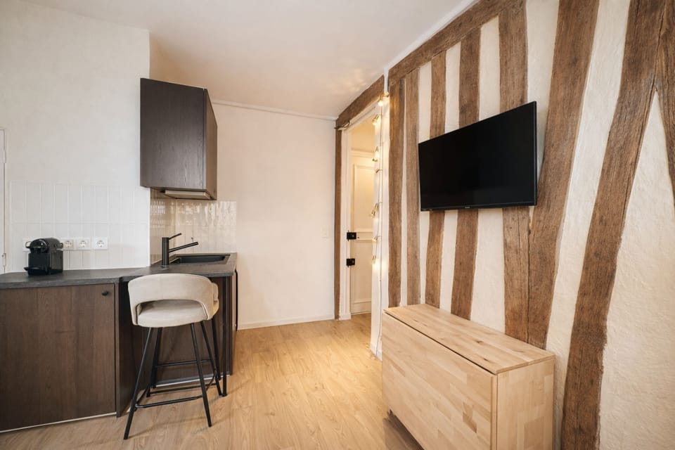 Signature Studio, Courtyard View | Living area | 80-cm Smart TV with digital channels
